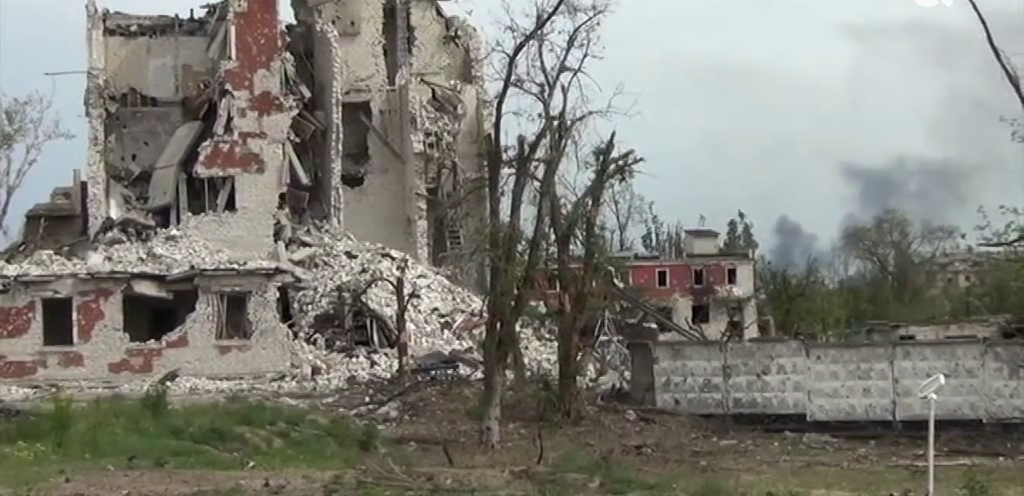 140 civiles, entre los que se encuentran niños y ancianos, sobreviven en un refugio anti-bombas de la ciudad de Rubiznhe. La ciudad ha quedado prácticamente destruida tras una ofensiva rusa