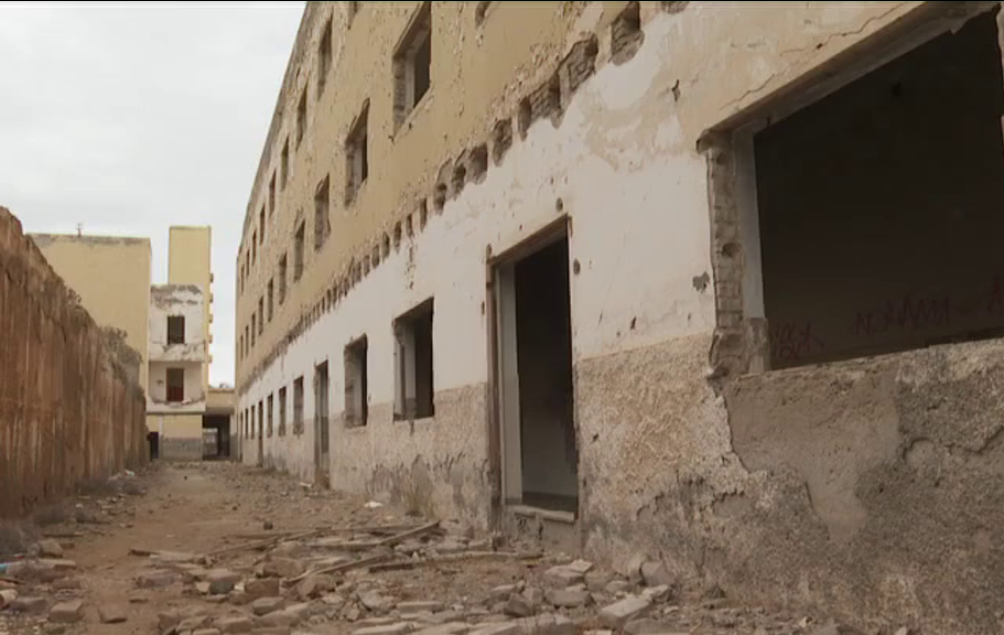 Los vecinos se aquejan del gran deterioro del edificio, donde se han captado presuntas visiones y cacofonías. Lo que antes era un orfanato ahora es un inmueble en ruinas repleto de grafitis y restos rituales