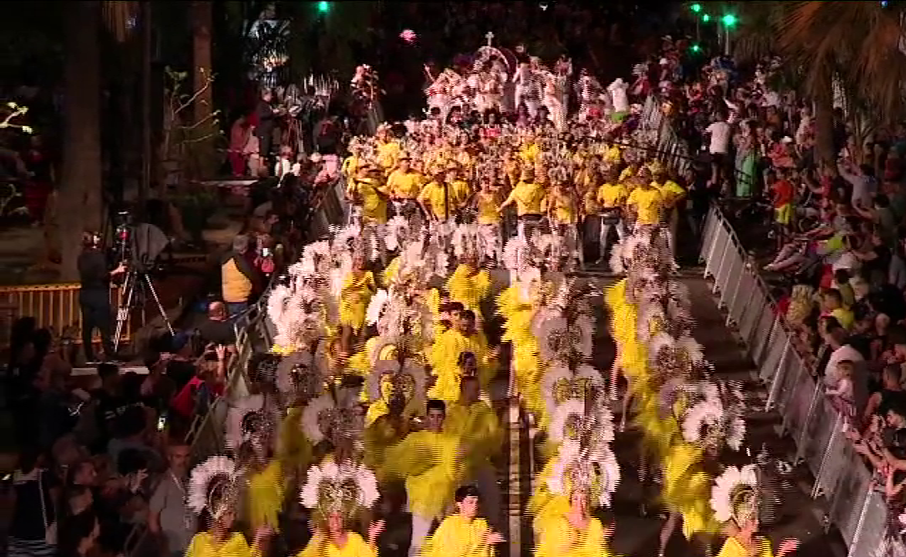 La Cabalgata Anunciadora dio inicio al carnaval en la calle en Santa Cruz