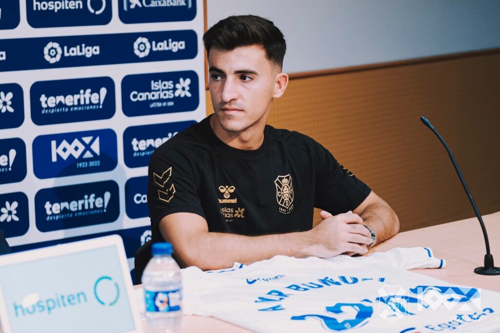 Aitor Buñuel llega al Tenerife “con ambición de crecer” junto al club