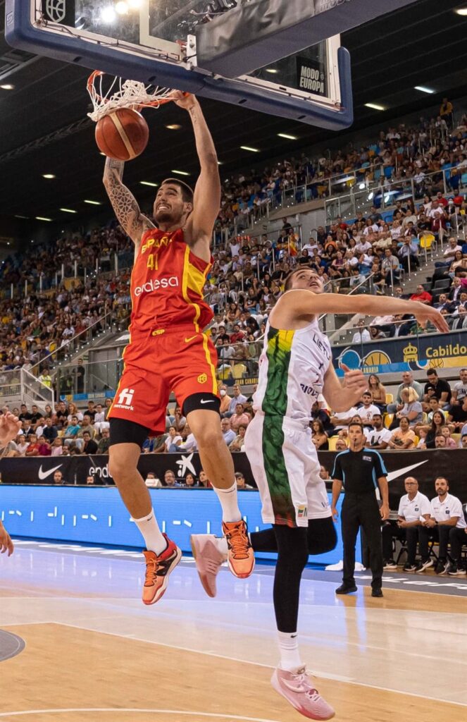 77-82. España choca contra el muro lituano