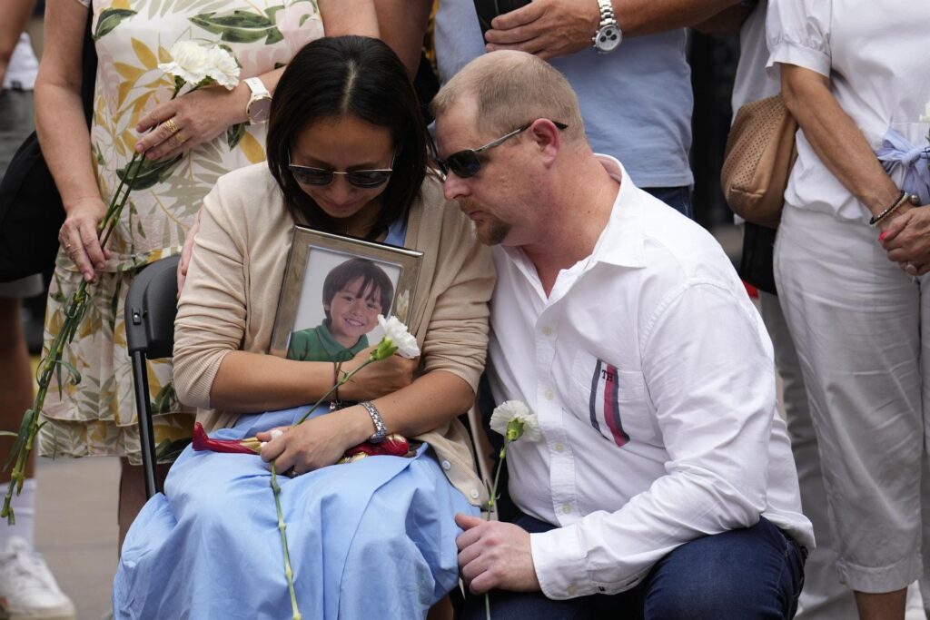 Decenas de independentistas boicotean el homenaje a las víctimas del 17A