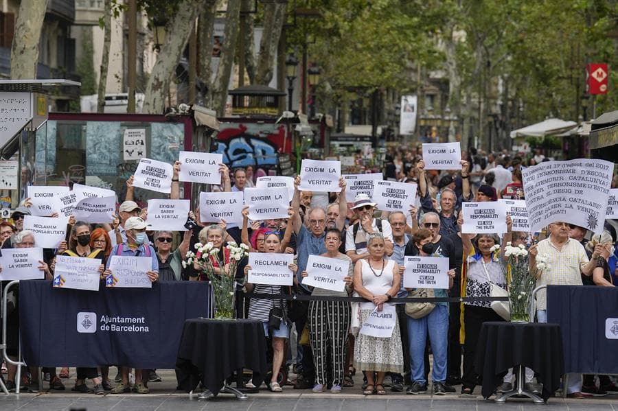 Decenas de independentistas boicotean el homenaje a las víctimas del 17A