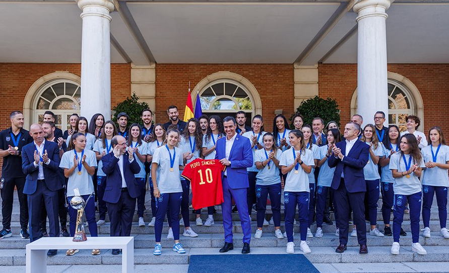 Sánchez recibe a las campeonas del mundo sub-20