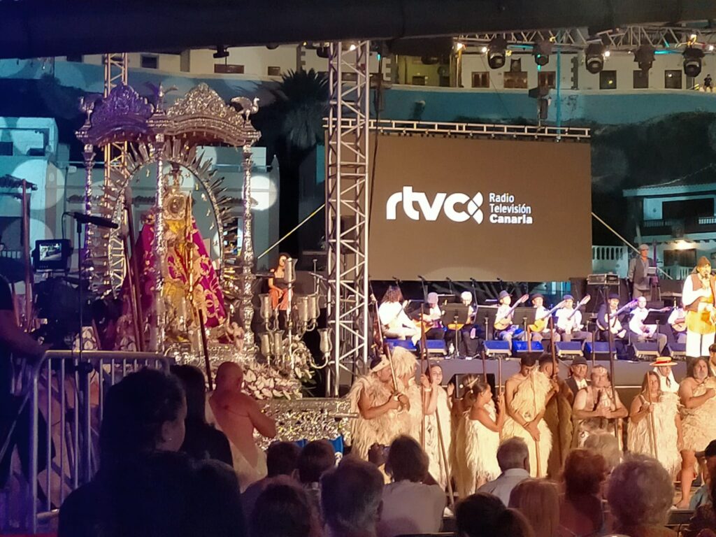 Este lunes 15 de agosto se ha puesto fin a las festividades por la Virgen de Candelaria con la ofrenda floral de los diversos representantes canarios