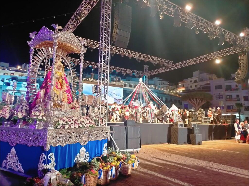 Este lunes 15 de agosto se ha puesto fin a las festividades por la Virgen de Candelaria con la ofrenda floral de los diversos representantes canarios