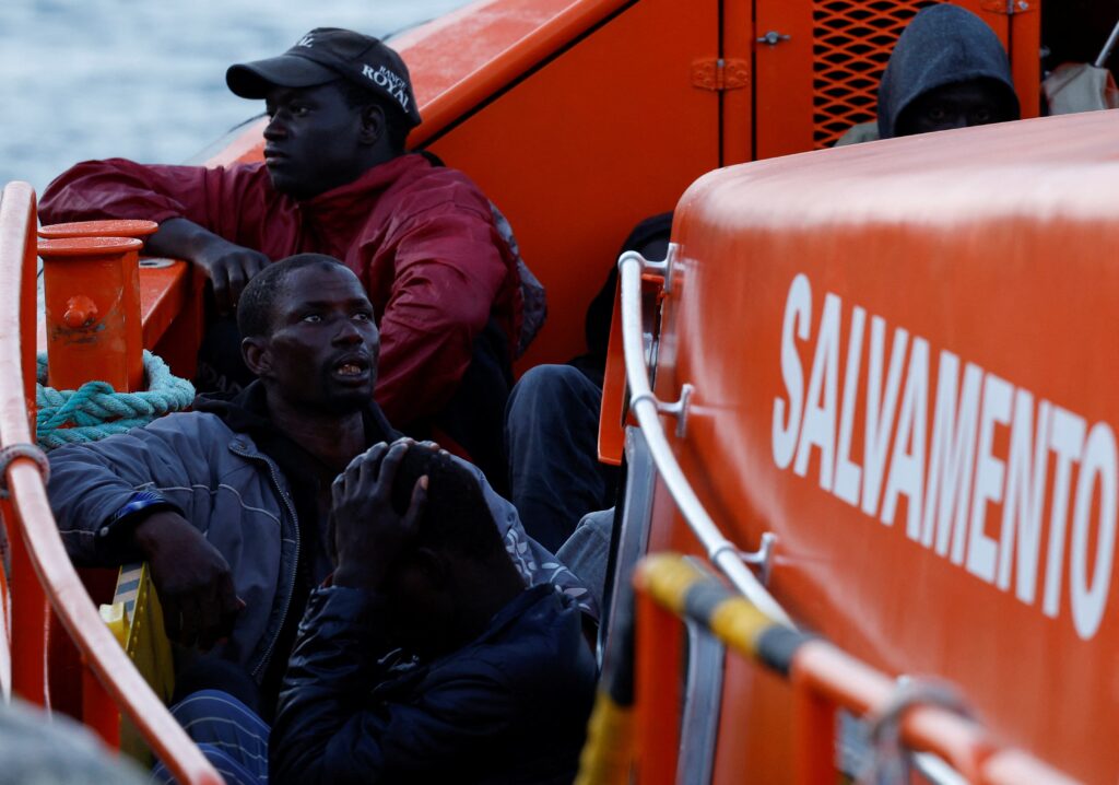 Tres fallecidos en una patera con 47 migrantes que arribó este domingo a Fuerteventura