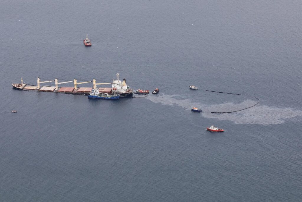 Extraen el diésel del buque accidentado en la Bahía de Algeciras