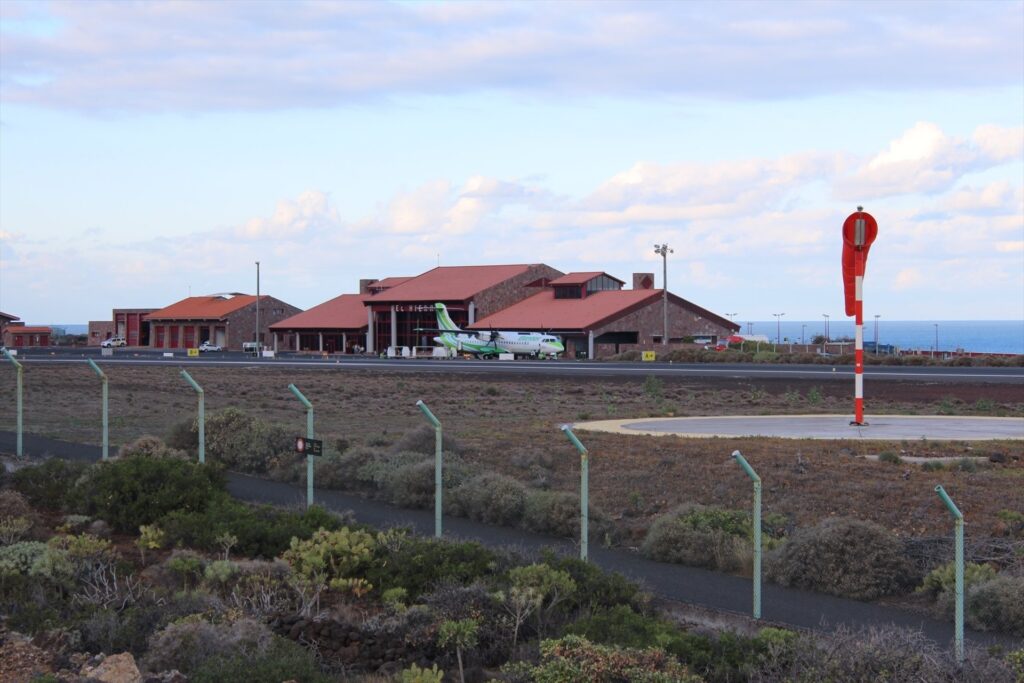 El Cabildo de El Hierro ha pedido a Aeropuertos Españoles y Navegación Aérea (AENA) mejoras en el aeropuerto herreño