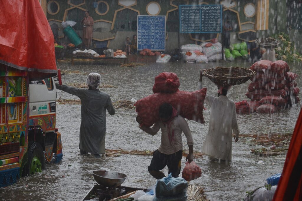 Más de 1.200 muertos por las inundaciones en Pakistán, que espera nuevos diluvios en el sur