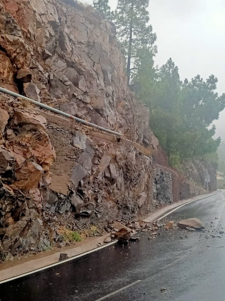 La lluvia obliga al cierre de carreteras en varias islas 