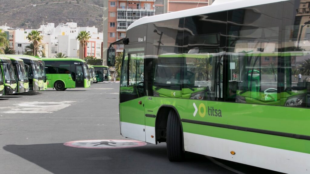 La incorporación de las guaguas híbridas supondrá la reducción de emisiones de Co2 hasta en un 30% y el consumo de combustible fósil