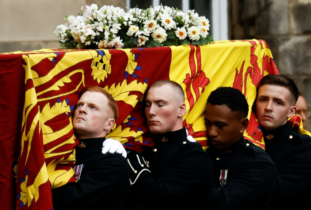 Llegada del féretro de Isabel II al palacio de Hollyrood en Edimburgo