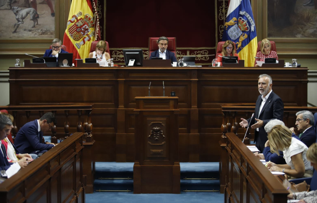 Pleno del Parlamento de Canarias