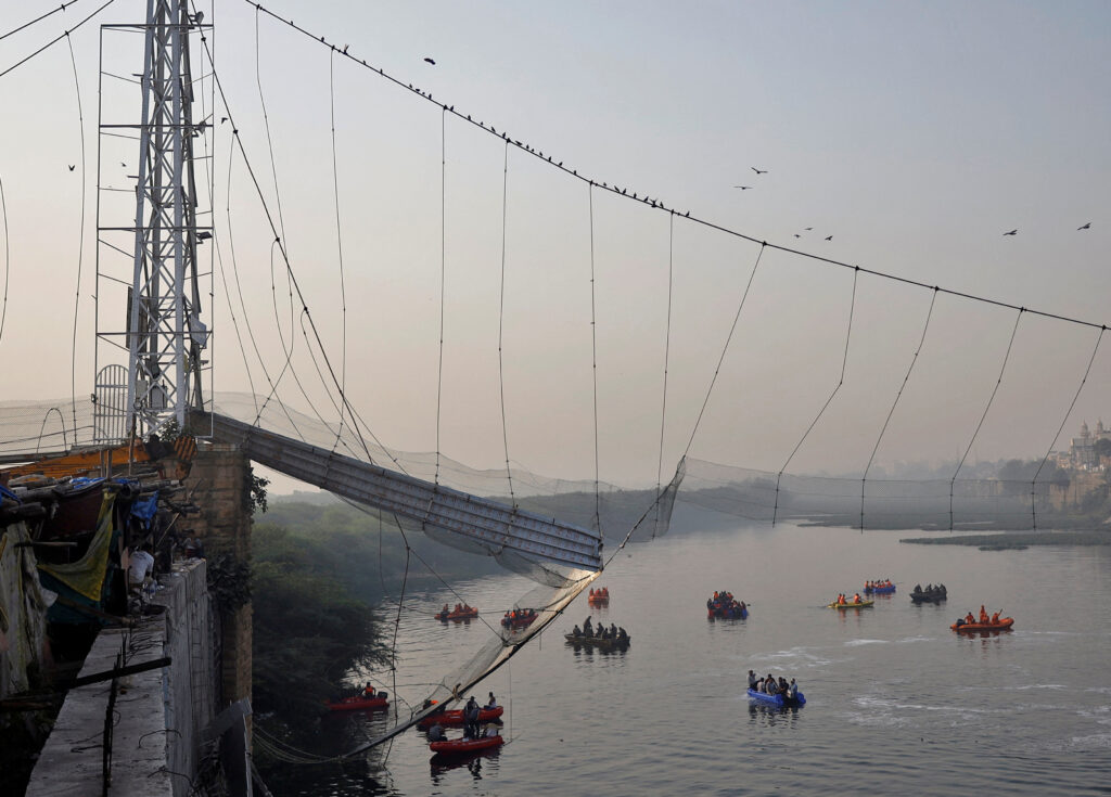 Ascienden a 141 los muertos por el derrumbe de un puente colgante en India