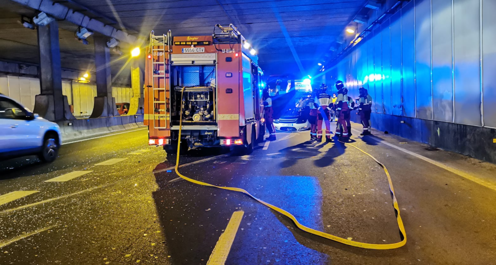 Vuelco de un vehículo en el túnel de San José