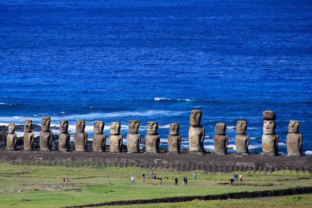 Un incendio destruye decenas de las históricas estatuas de la Isla de Pascua