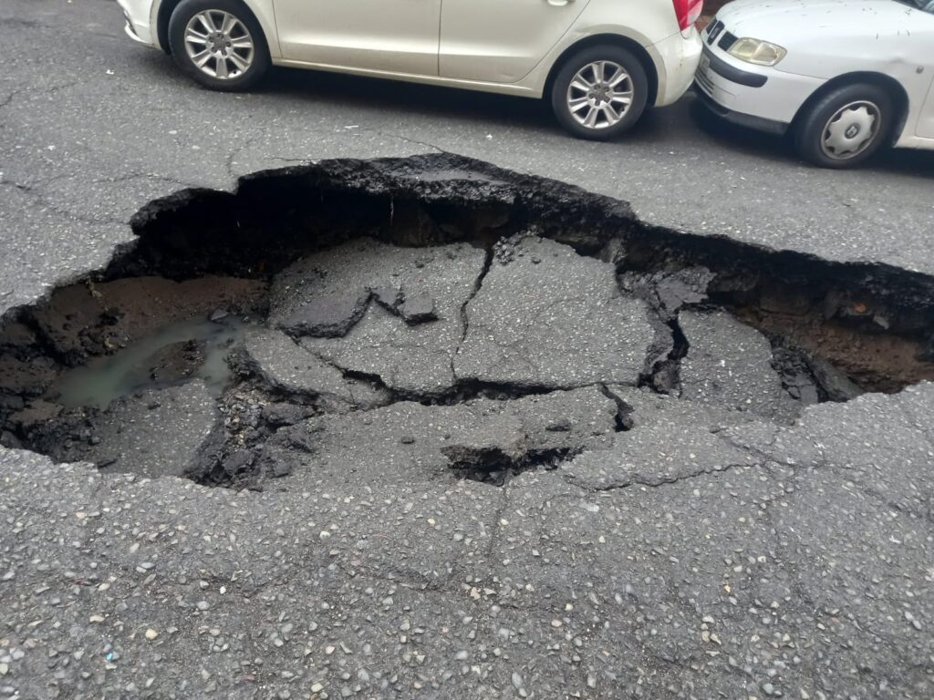 Reabren al tráfico la calle Benítez Inglott tras reparar daños por lluvia