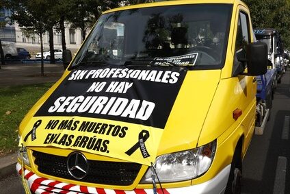 Medio centenar de grúas protestan en Madrid para evitar «uberizar» el sector