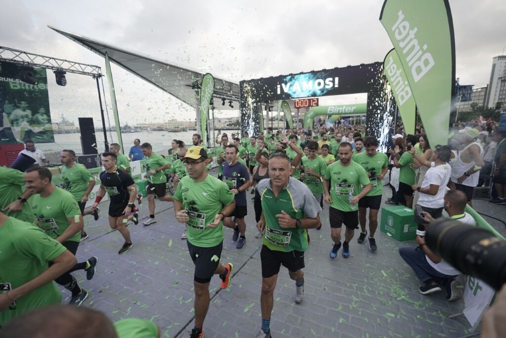 La marea verde de la Binter NightRun llena las calles de Las Palmas de Gran Canaria