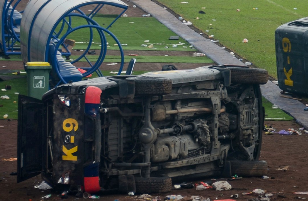 Indonesia cifra los muertos en el estadio de Malaing en 131