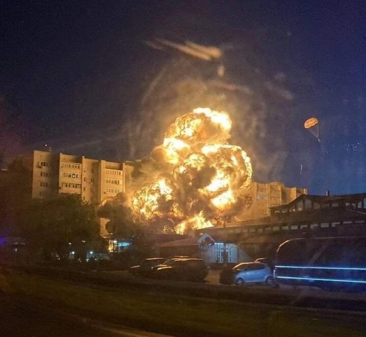 Un avión militar ruso se estrella contra un edificio de nueve plantas en Yeisk