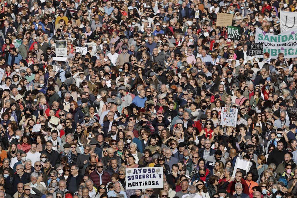 Multitudinaria marcha en Madrid contra el plan sanitario de Ayuso