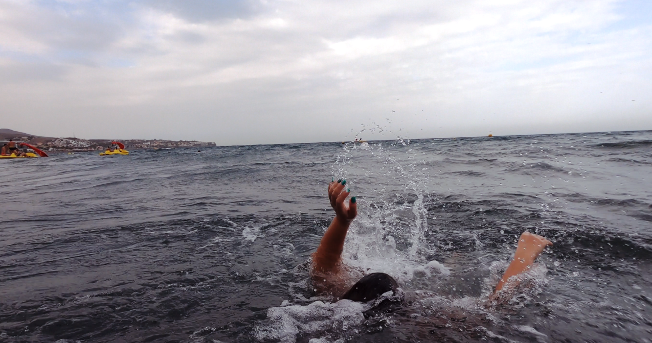 Surfistas rescatan a varios jóvenes en apuros en una playa de La Orotava, Tenerife