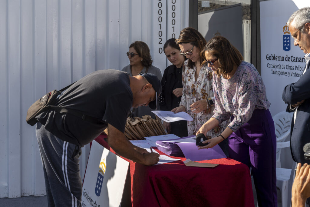 El Gobierno de Canarias entrega 44 viviendas modulares para los afectados en La Palma