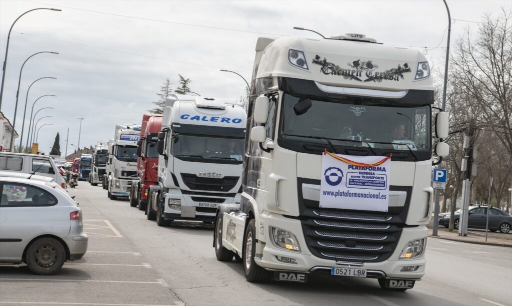 Los transportistas canarios comenzarán un paro indefinido a partir del lunes