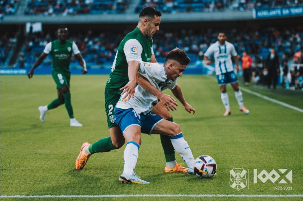 2-0. Valioso y revitalizador triunfo del Tenerife ante el Huesca