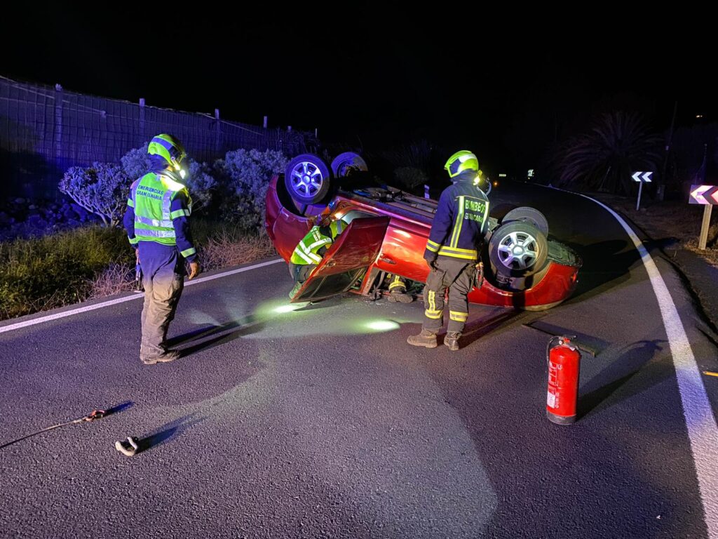 Vuelca un vehículo en la GC-65 y obstruye la vía