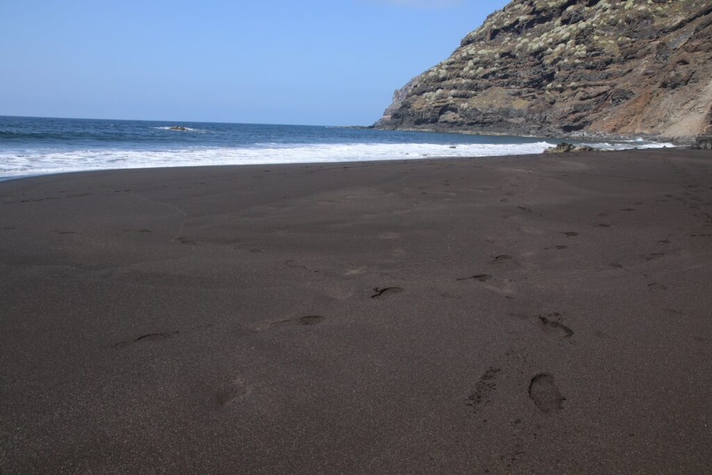 Muere ahogado tras ser arrastrado por una ola en playa del Ancón