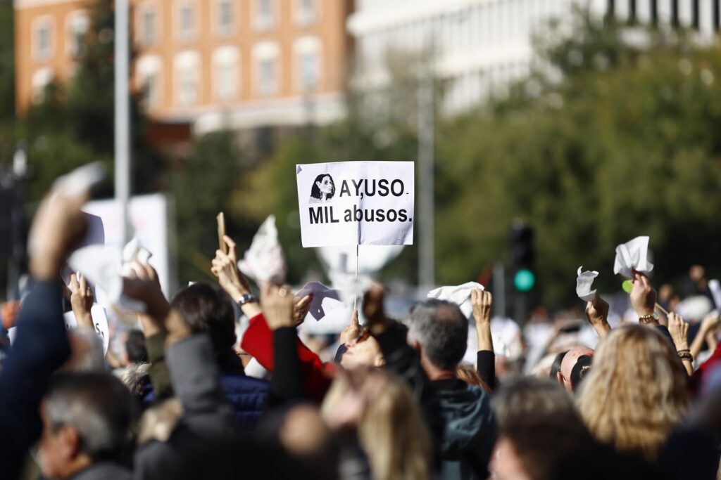 Multitudinaria marcha en Madrid contra el plan sanitario de Ayuso