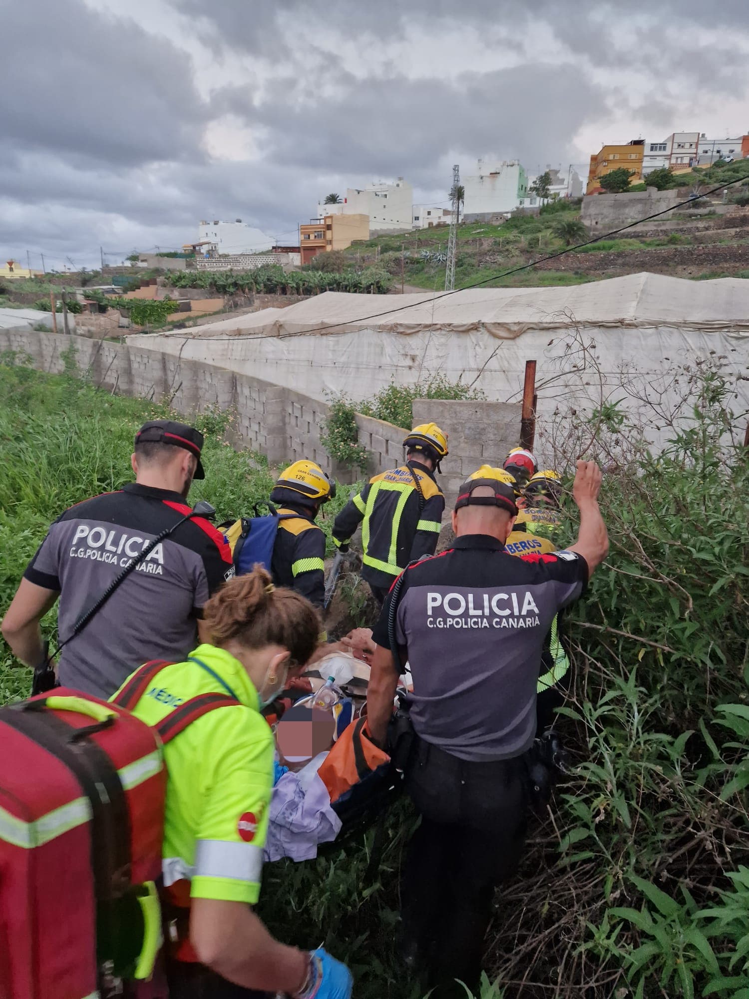 Grave tras caer con su coche en un estanque en Gran Canaria