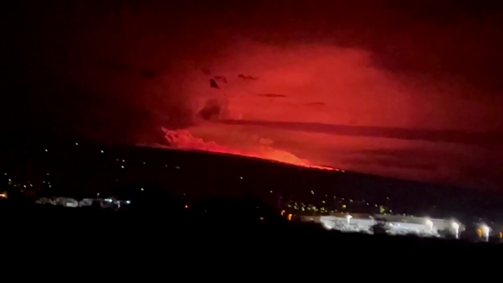 El Mauna Loa (Hawái), el volcán activo más grande del mundo, entra en erupción