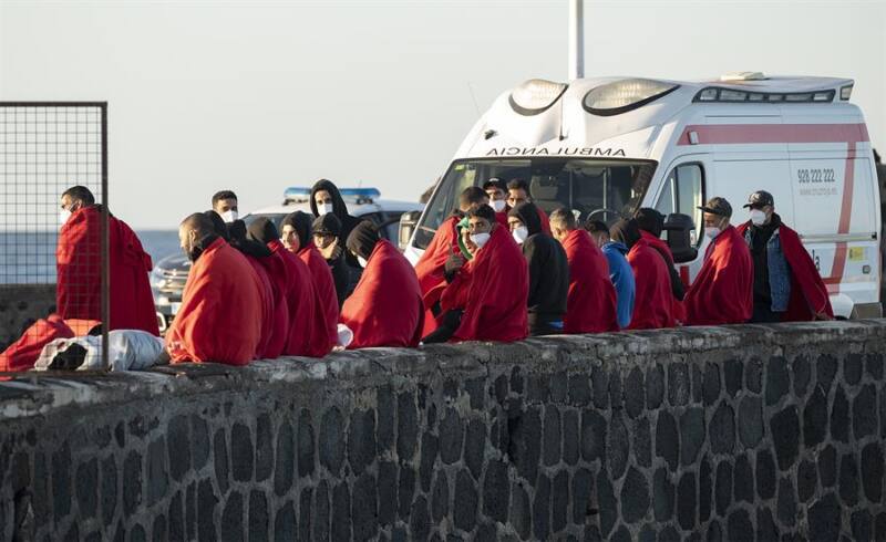 Rescatan a 115 personas de dos neumáticas al sureste de Lanzarote