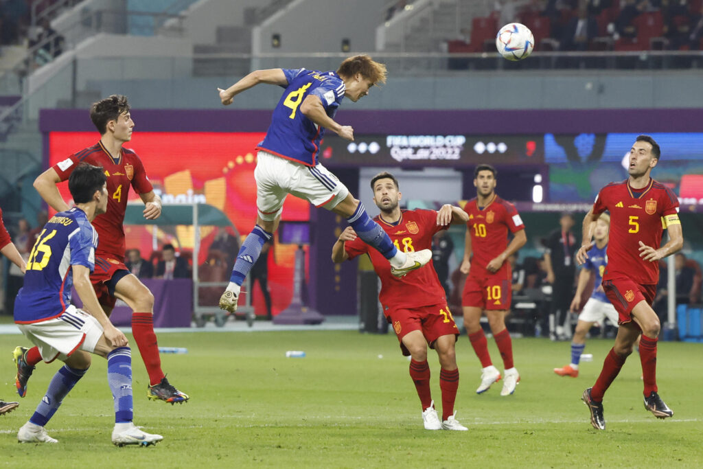 España se clasifica para octavos a pesar de caer ante Japón (1-2)