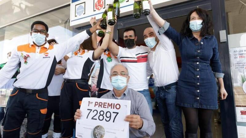 Trabajadores de la Gasolinera de la Suerte en Granadilla celebrando haber repartido el Premio Gordo / EFE 