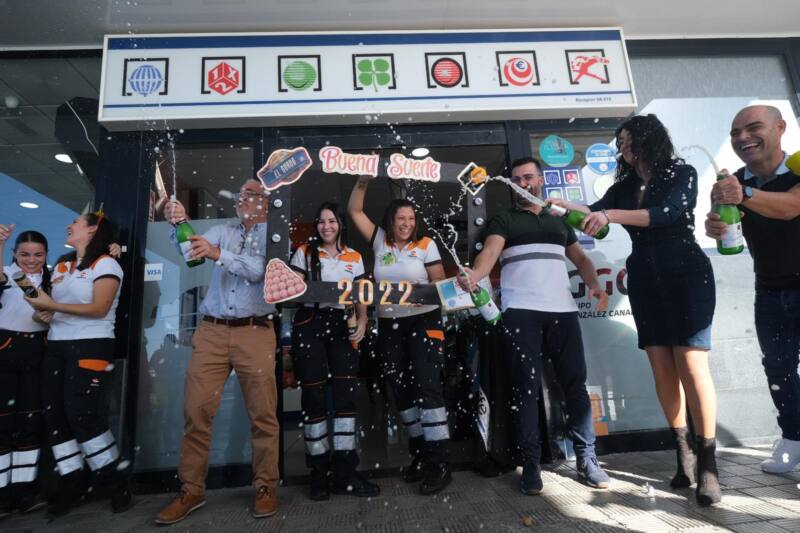 Momento de la celebración en la gasolinera La Chasnera (Tenerife) que ha repartido parte del premio Gordo de la Lotería de Navidad / RTVC