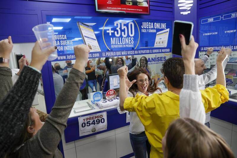  Los loteros de la administración número 3 de Manises celebran haber repartido 460.000 euros con la venta de un décimo del "gordo" de la lotería de Navidad, el 5.490, y de una serie del quinto 88.509, esta última íntegramente en ventanilla y a particulares. EFE/Manuel Bruque