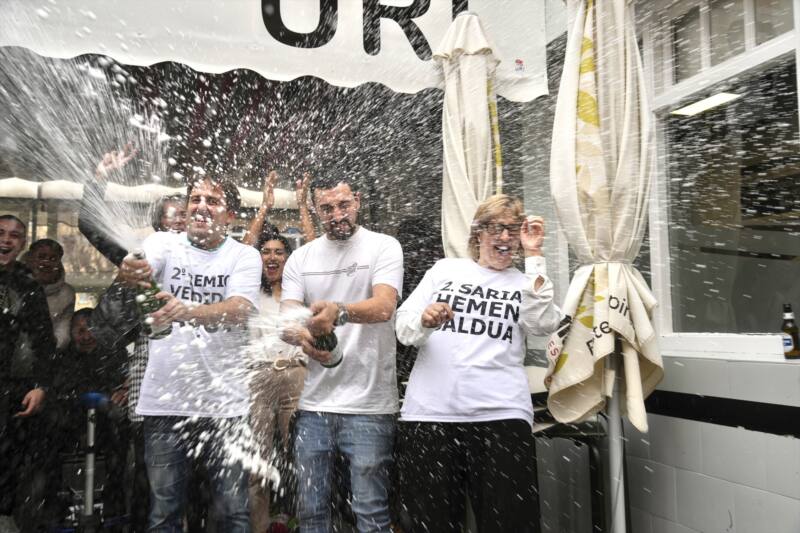 Empleados de la administración situada en la calle Lauaxeta Olerkari celebran que han vendido parte del número 04074 correspondiente al "Segundo Premio’' del Sorteo Extraordinario de la Lotería de Navidad, en Mungia, Vizcaya, País Vasco (España).  H.Bilbao / Europa Press 