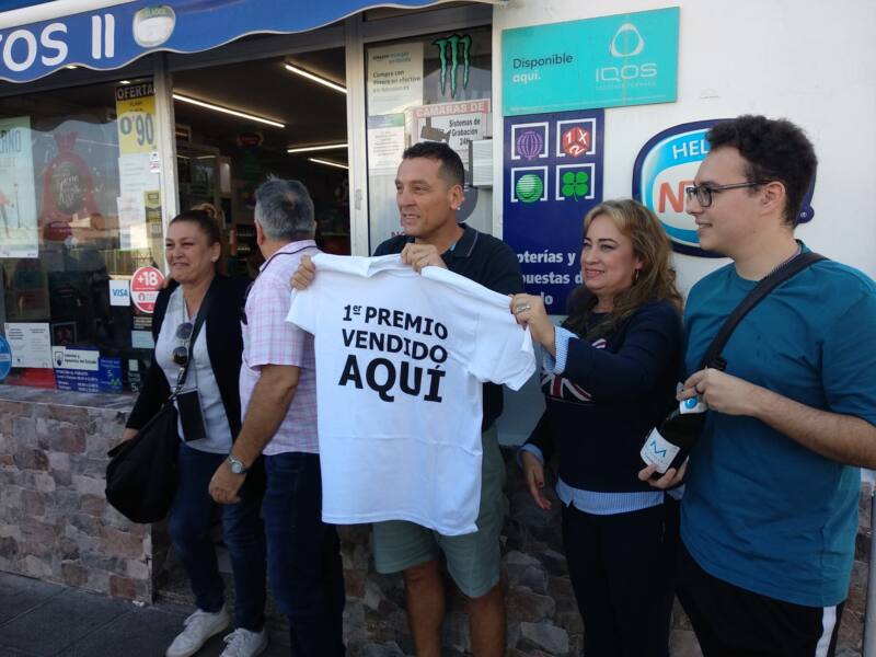 El Gordo ha sido repartido en Canarias. También en Arrecife ha caído una parte y así lo celebraban en la administración / RTVC