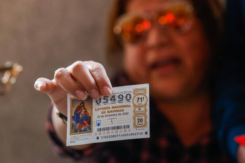 Una mujer del público celebra ser ganadora del premio Gordo durante el sorteo de Navidad celebrado en el Teatro Real en Madrid, este jueves. EFE/ Javier Lizón