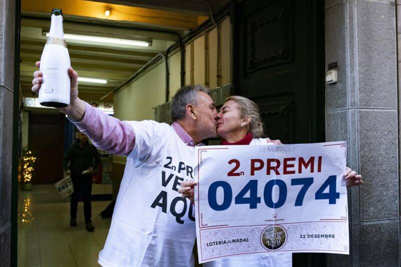 El responsable de la administración de lotería número 1 de Olot (Girona), Alfredo Alfaro, celebra junto a su esposa el haber vendido el número 04074, agraciado con el segundo premio del Sorteo Extraordinario de la Lotería de Navidad. EFE/Siu Wu