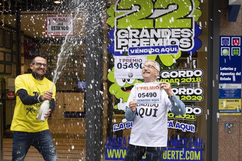 Trabajadores de la Administración nº 1 de O Porriño celebran el haber vendido décimos del 5.490, primer premio de la Lotería de Navidad, este jueves. EFE/ Salvador Sas