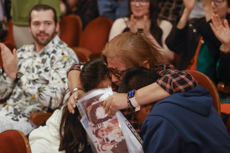 Una mujer del público celebra ser ganadora del premio Gordo durante el sorteo de Navidad celebrado en el Teatro Real en Madrid, este jueves. EFE/ Javier Lizón
