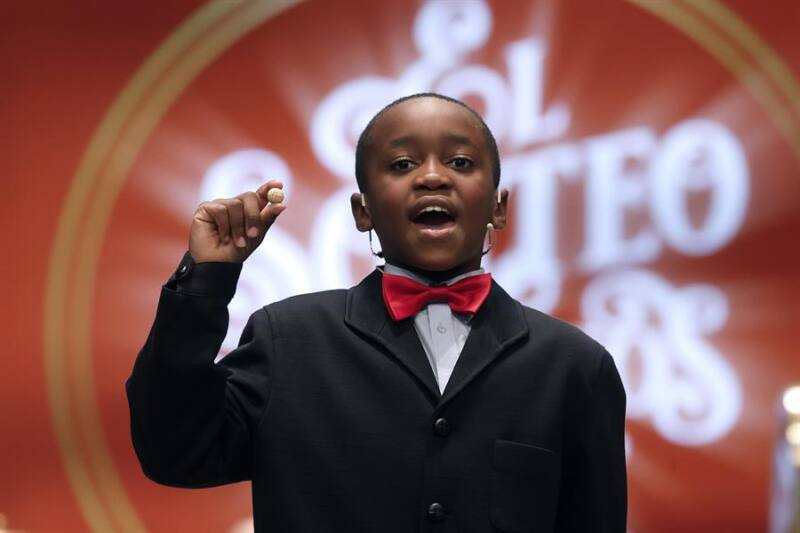 El estudiante de San Ildefonso Ángel Abaga Elebiyo canta el premio Gordo durante el sorteo de Navidad en el Teatro Real en Madrid, este jueves. EFE/ Javier Lizón