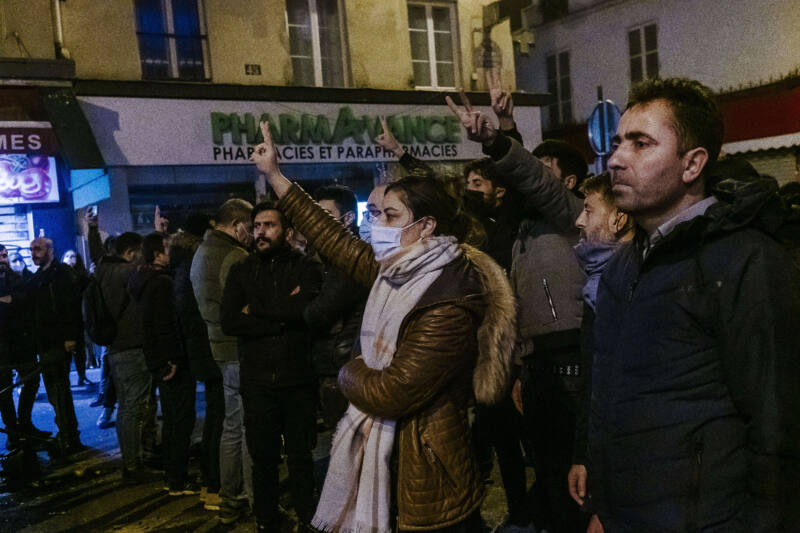 Cientos de personas se manifiestan en París en protesta por el tiroteo en un centro cultural kurdo