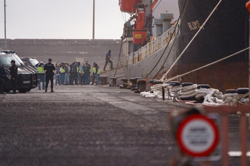 Momento del atraque en el puerto de Santa Cruz de Tenerife del buque Blume. Imagen de archivo EFE